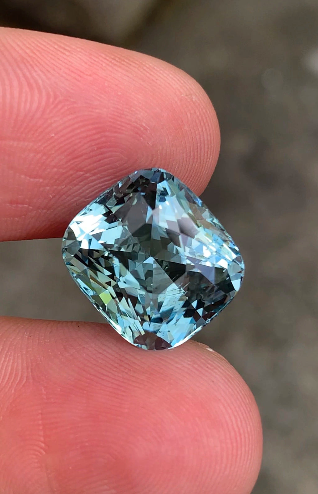 GORGEOUS 10.5 CT NATURAL MEDIUM BLUE AQUAMARINE