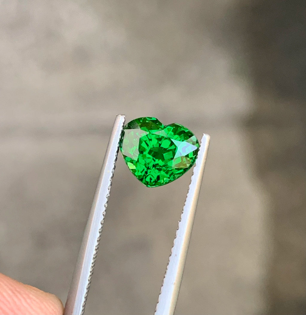 Gorgeous vivid green tsavorite garnet 100% eye clean