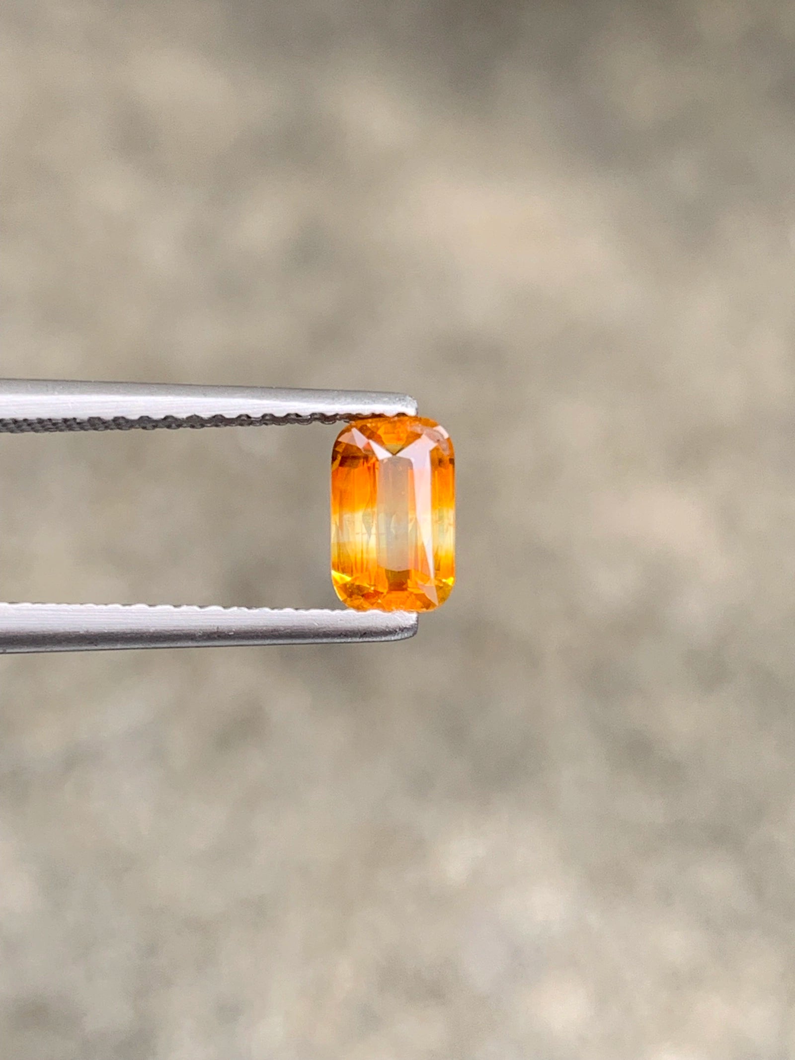 Bi color sapphire 1.03 ct from Madagascar